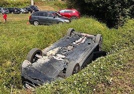 El vehículo quedó totalmente volcado.