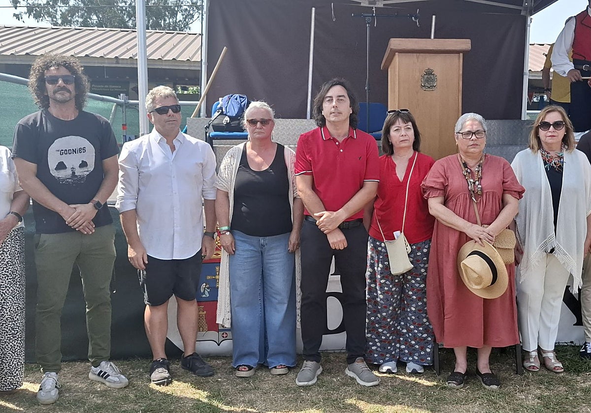 El concejal Iván Pérez; el secretario general del PSOE de Llanera, José Antonio González; la teniente de alcalde, Eva María Pérez; el alcalde Gerardo Sanz, y las ediles Susana García y Pilar Fernández.