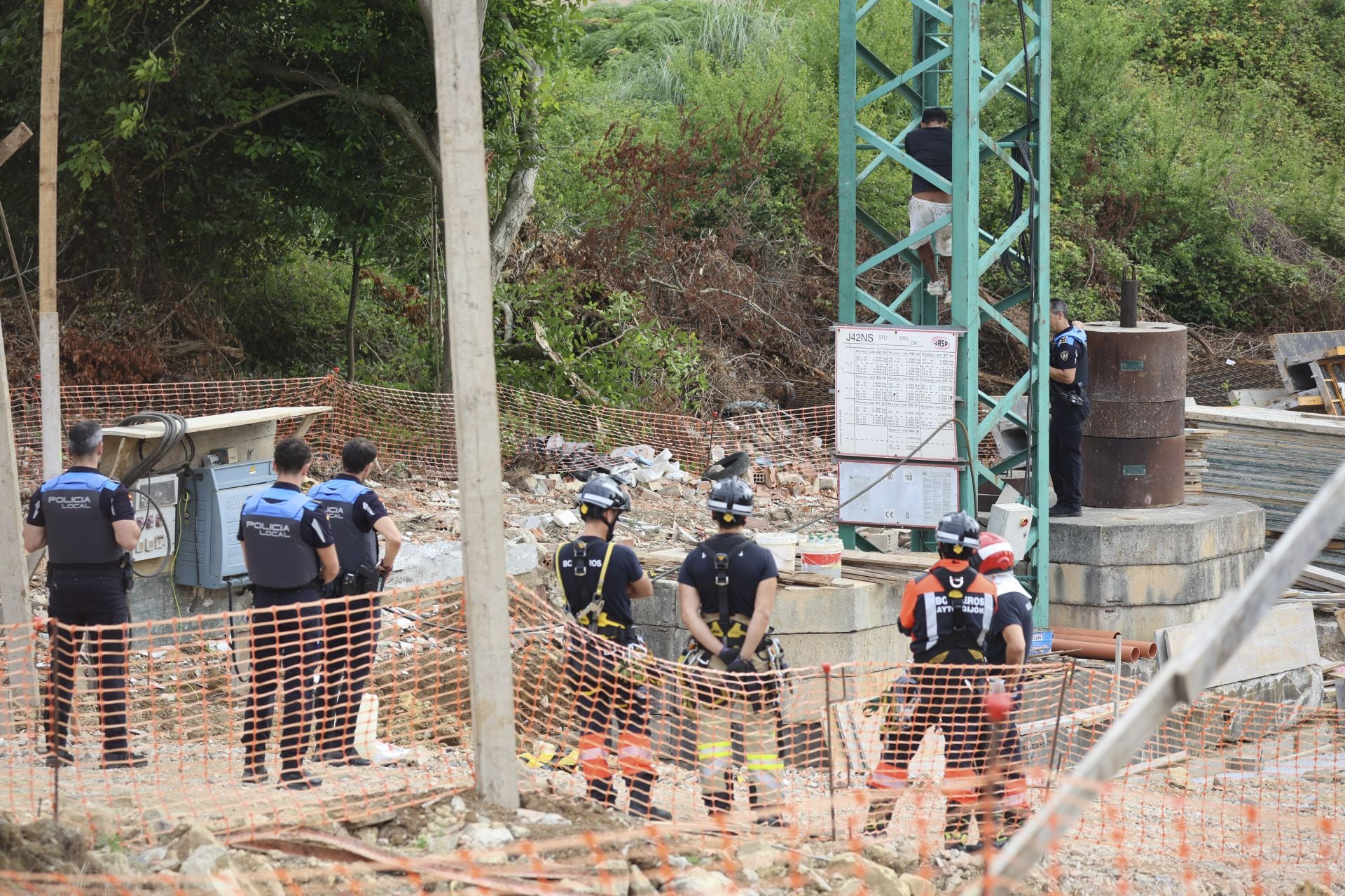 Detenido tras subirse a una grúa de obra de 30 metros en Montevil, en Gijón