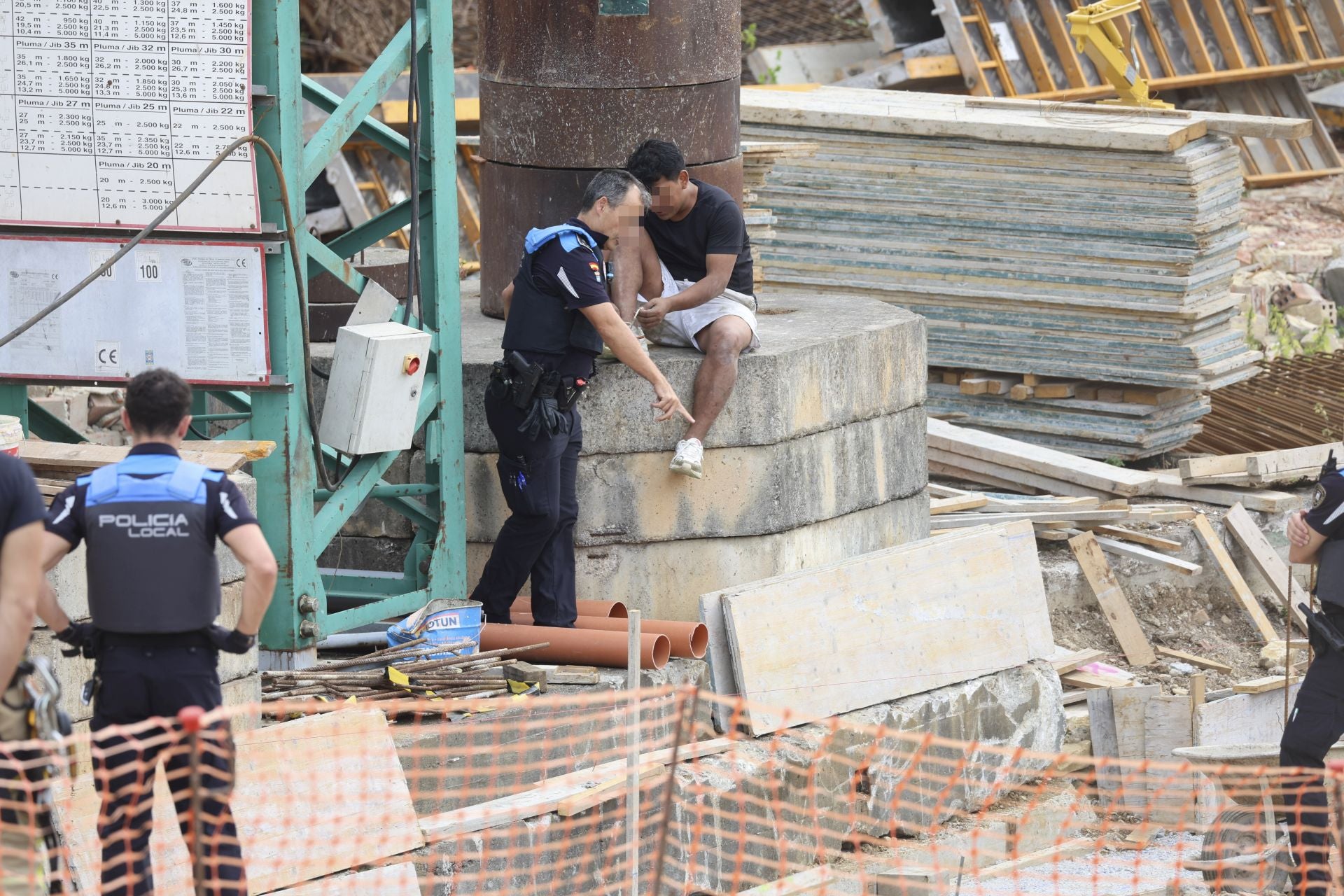Detenido tras subirse a una grúa de obra de 30 metros en Montevil, en Gijón