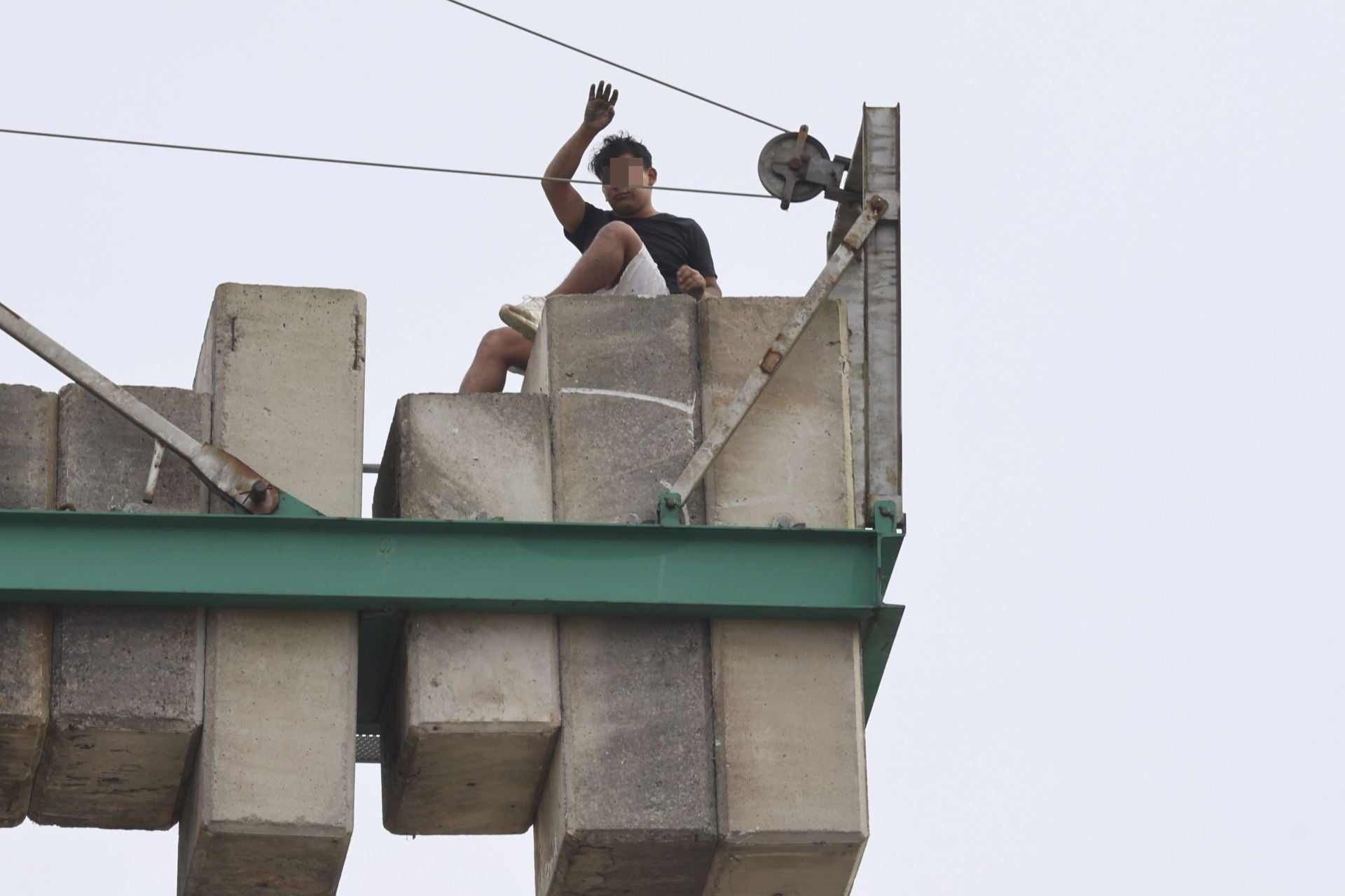 Detenido tras subirse a una grúa de obra de 30 metros en Montevil, en Gijón