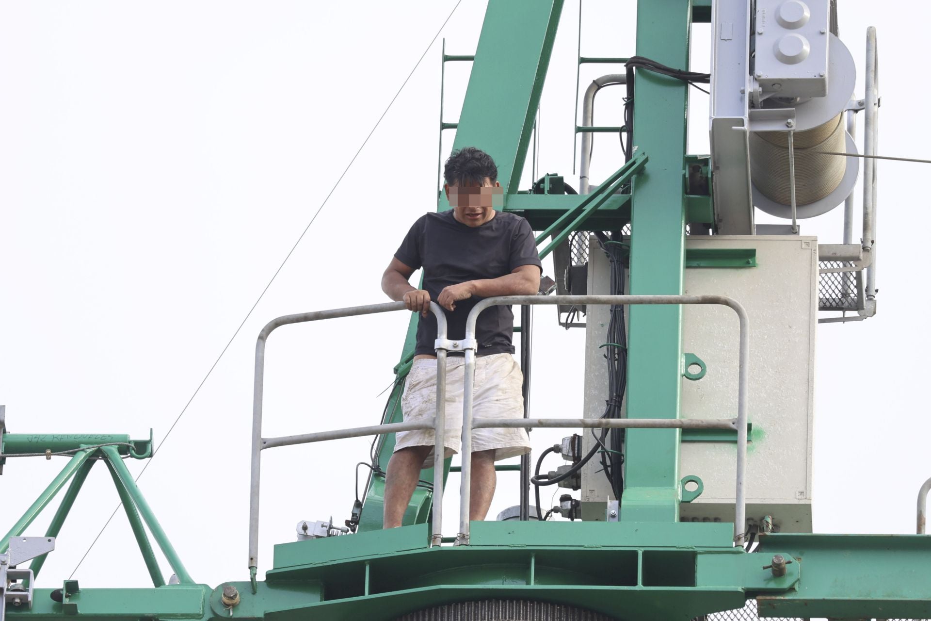 Detenido tras subirse a una grúa de obra de 30 metros en Montevil, en Gijón
