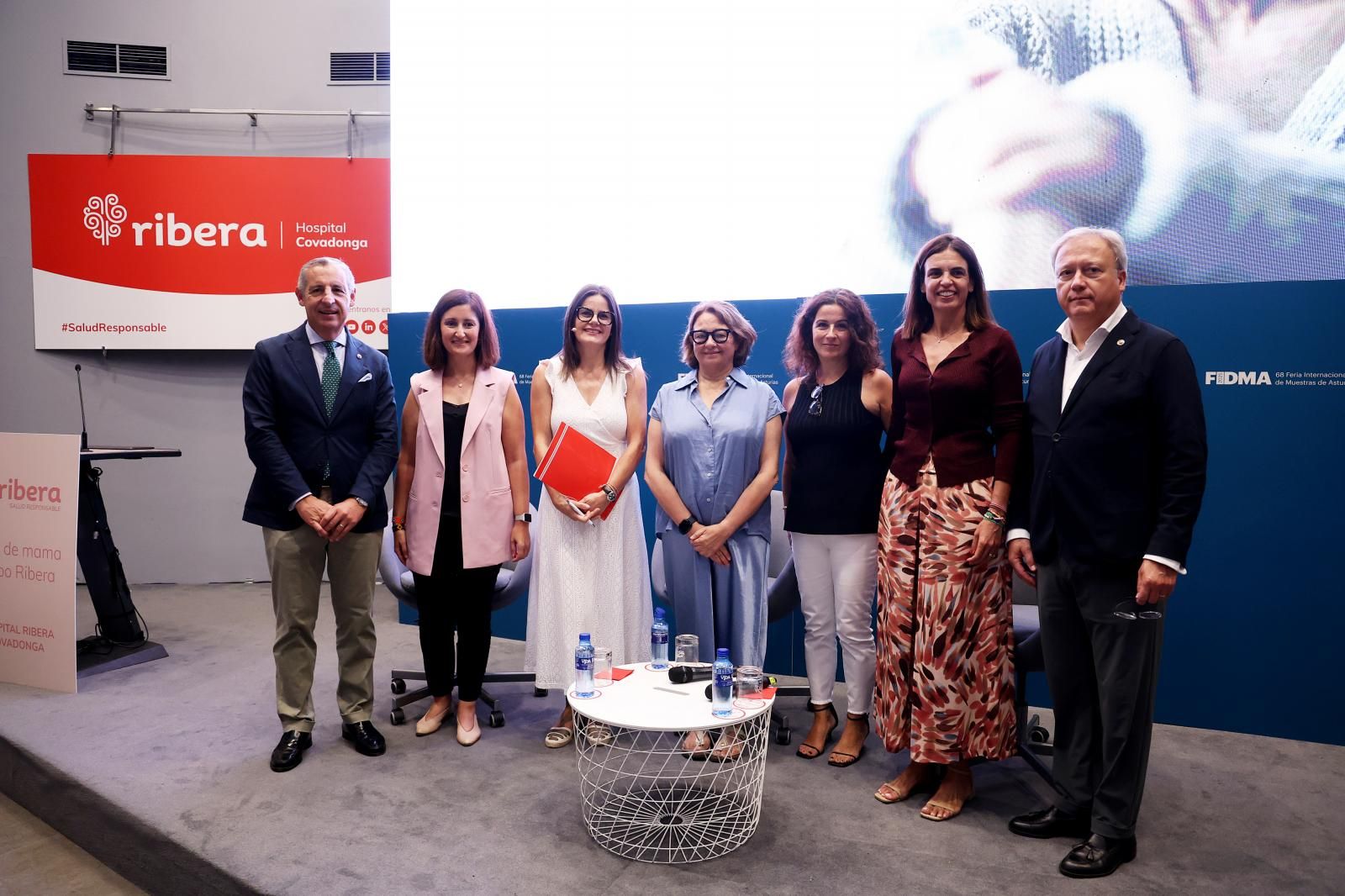 Pedro López Ferrer, Vanesa Álvarez, Laura Mayordomo, Julia Camps, Estela Fernández, María Mitre y Álvaro Alonso antes de comenzar la I Jornada de Mama del Hospital Ribera Covadonga.