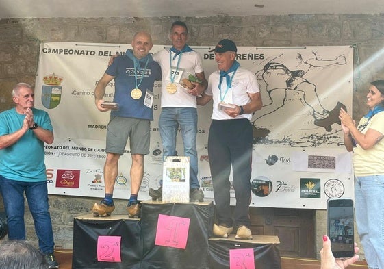 Más de 100 personas corren en la carrera en madreñes de Bezanes, en Caso