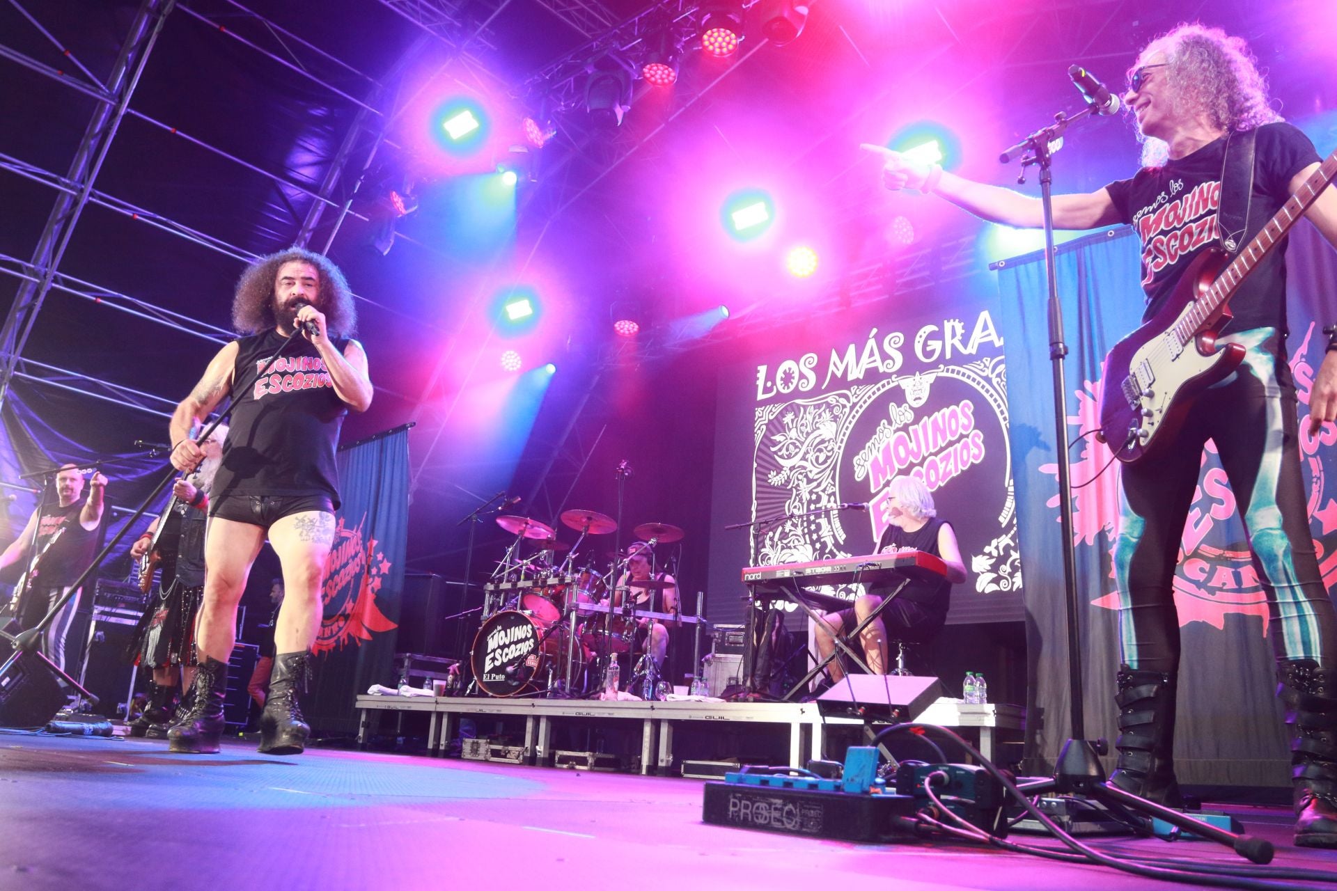 La plaza Mayor de Gijón se quedó pequeña para los Mojinos Escozíos