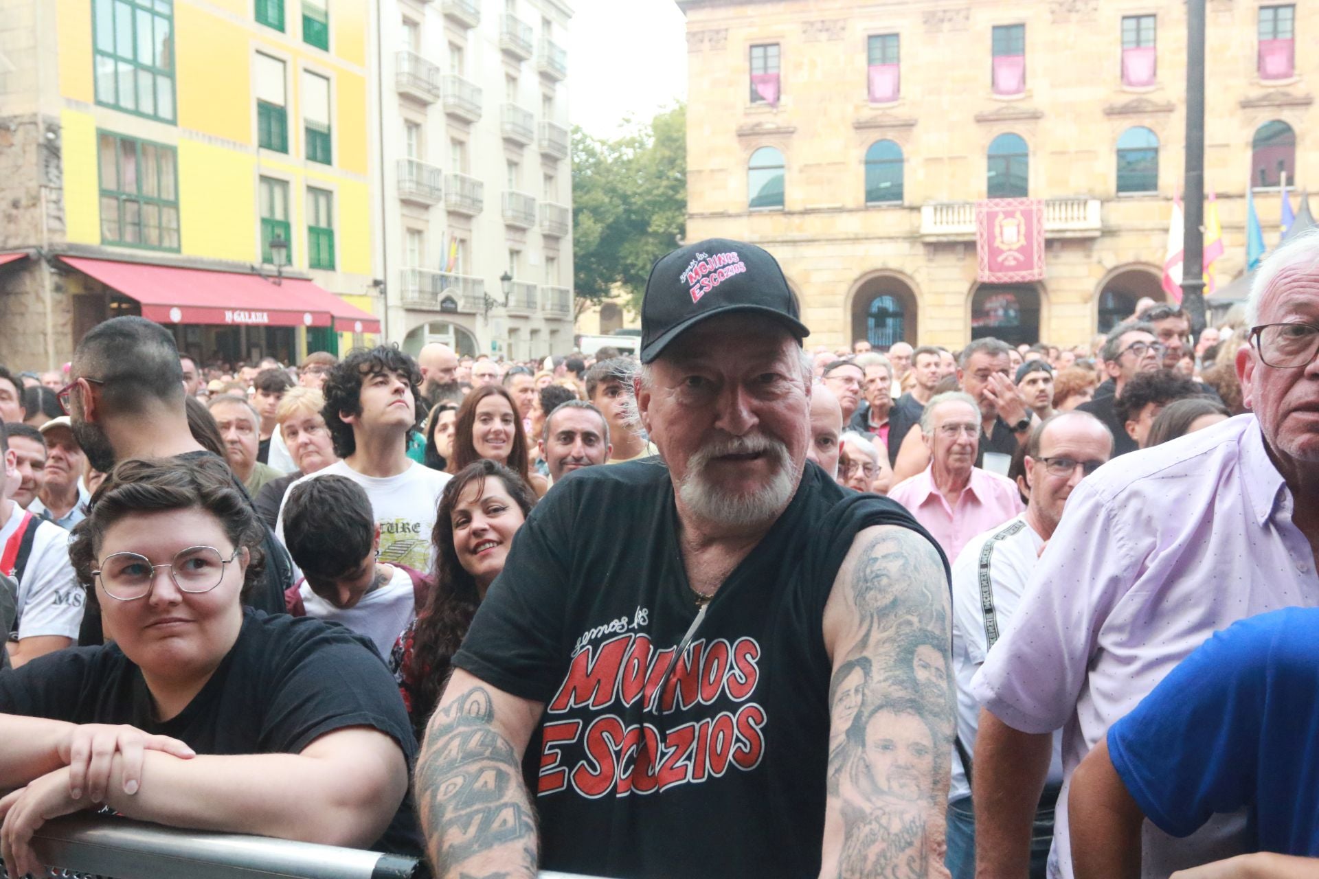 La plaza Mayor de Gijón se quedó pequeña para los Mojinos Escozíos