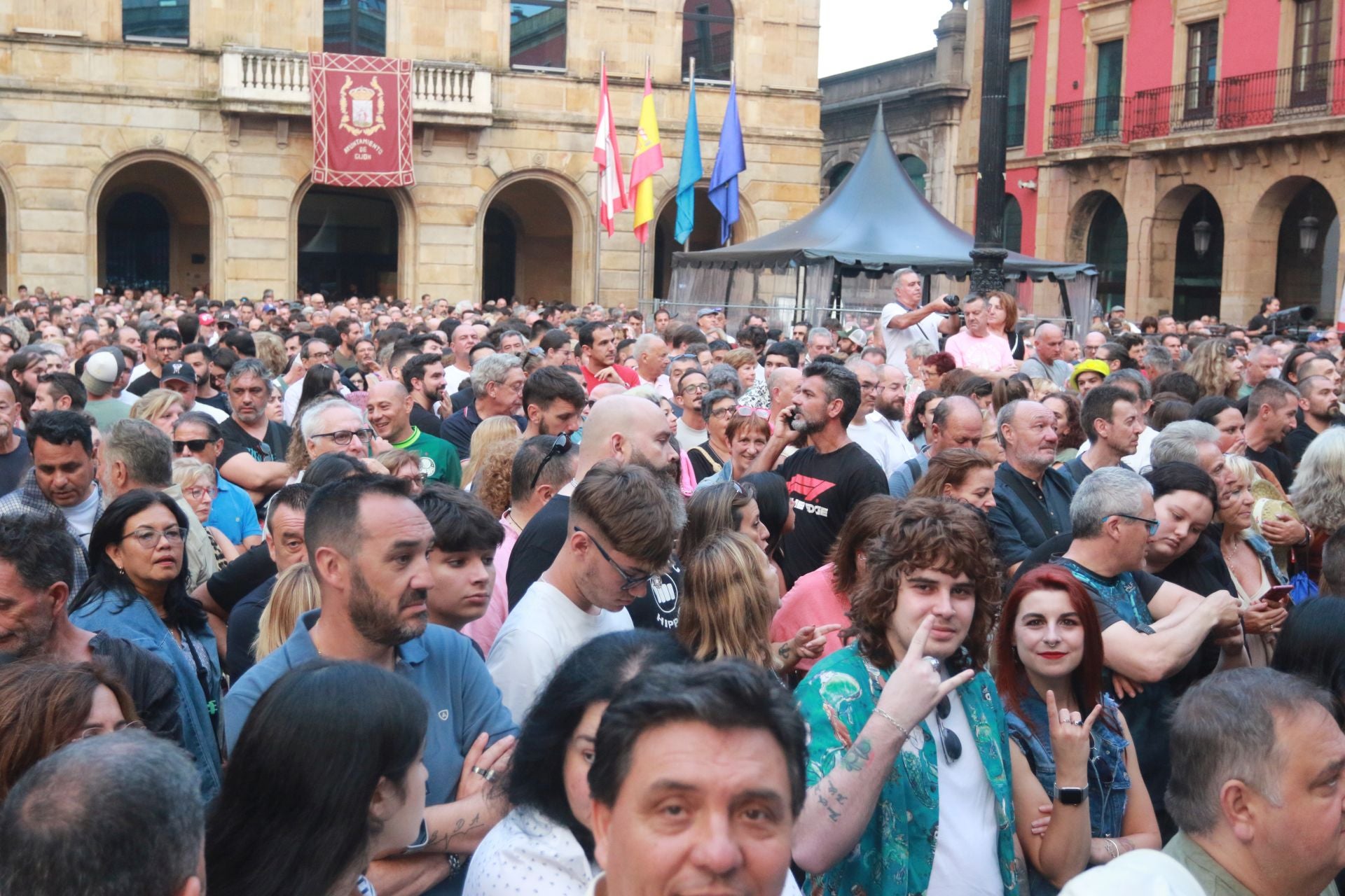 La plaza Mayor de Gijón se quedó pequeña para los Mojinos Escozíos