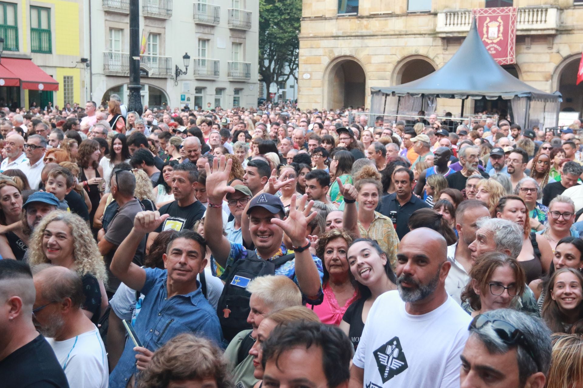 La plaza Mayor de Gijón se quedó pequeña para los Mojinos Escozíos