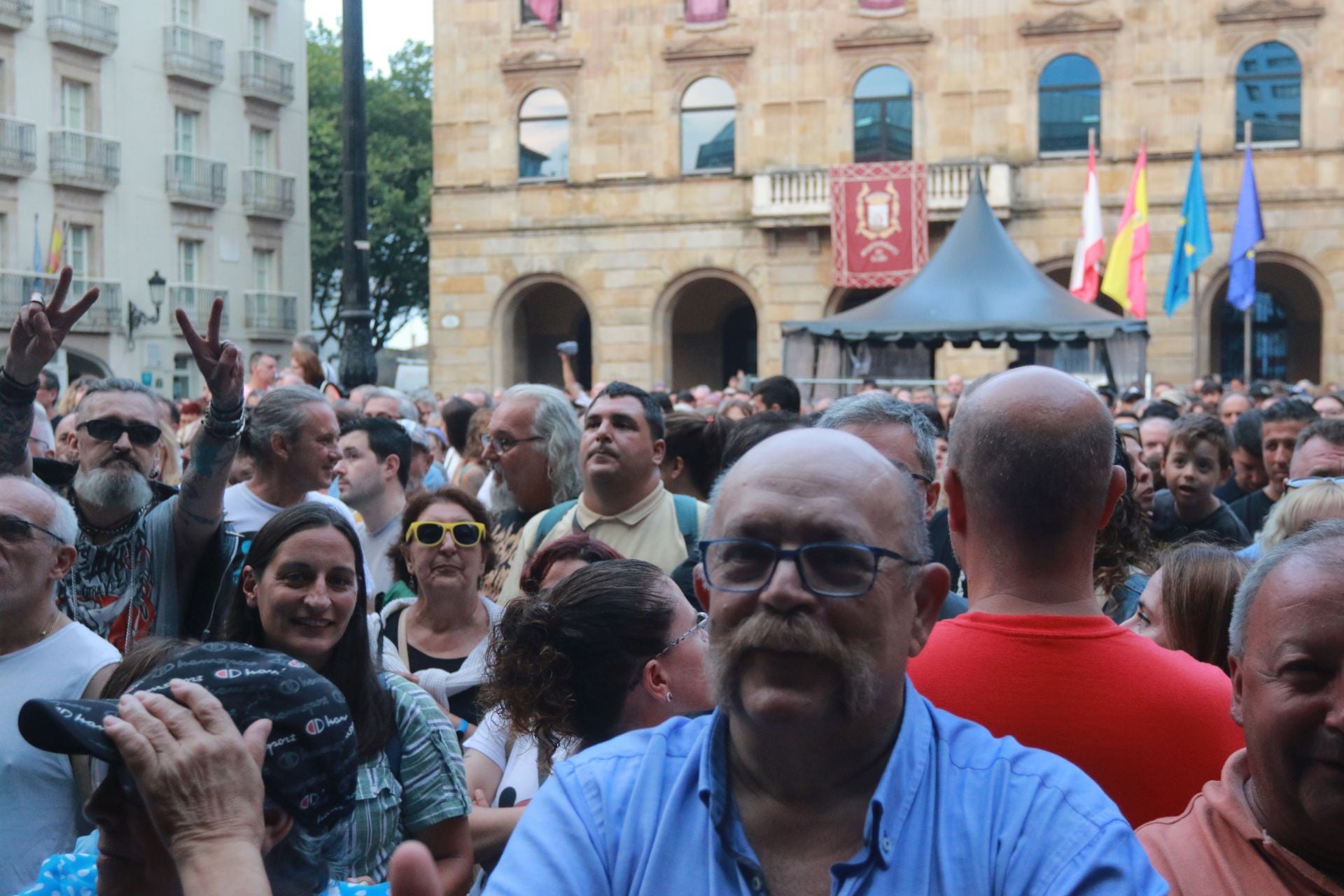 La plaza Mayor de Gijón se quedó pequeña para los Mojinos Escozíos