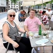 Óscar Camacho y Raquel Blanco, de Zaragoza, en una terraza en la plaza Porlier.
