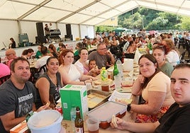 Casi 300 vecinos acudieron a la comida de las fiestas. FOTOS: JESÚS MANUEL PARDO