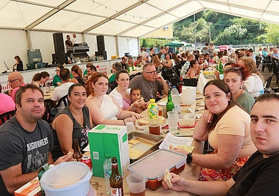 Casi 300 vecinos acudieron a la comida de las fiestas. FOTOS: JESÚS MANUEL PARDO