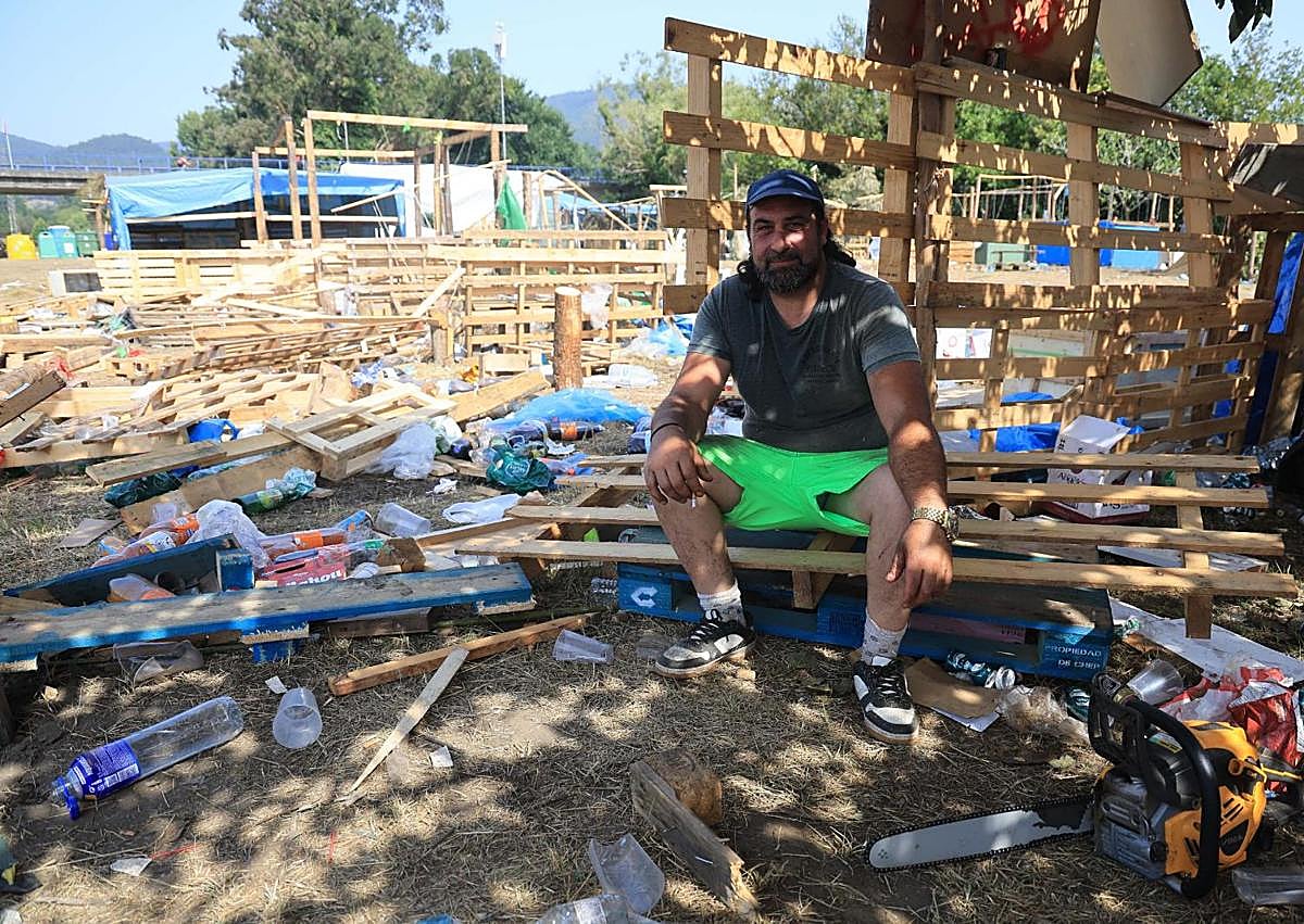 Imagen secundaria 1 - Madera para bancos, lonas para piscinas, neveras... el trabajo de reciclaje en el prau Salcéu tras el Xiringüelu