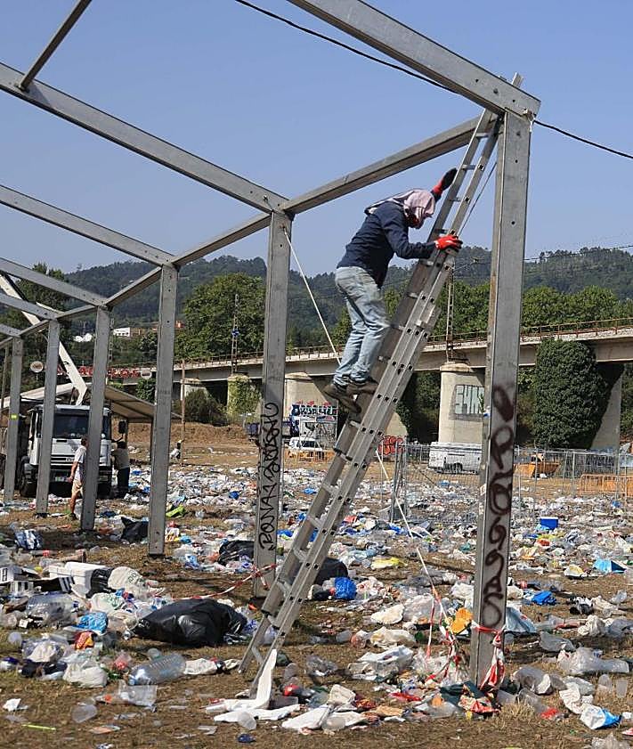 Imagen secundaria 2 - Madera para bancos, lonas para piscinas, neveras... el trabajo de reciclaje en el prau Salcéu tras el Xiringüelu