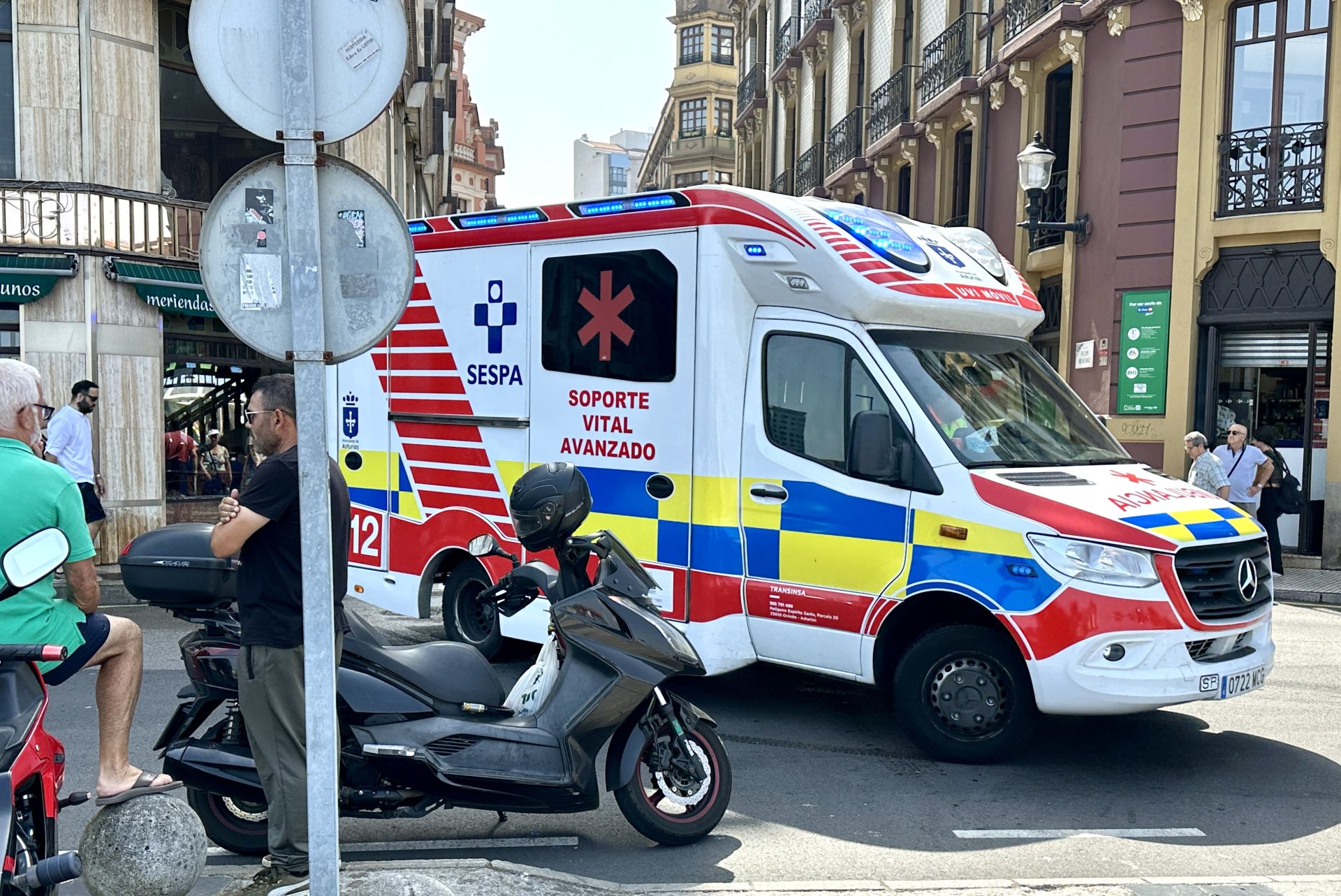 La ambulancia, en la zona en la que se produjo el accidente.