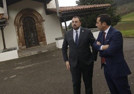 El presidente del Principado, Adrián Barbón, y el entonces alcalde de Llanera, Gerardo Sanz, en una visita al concejo en 2022