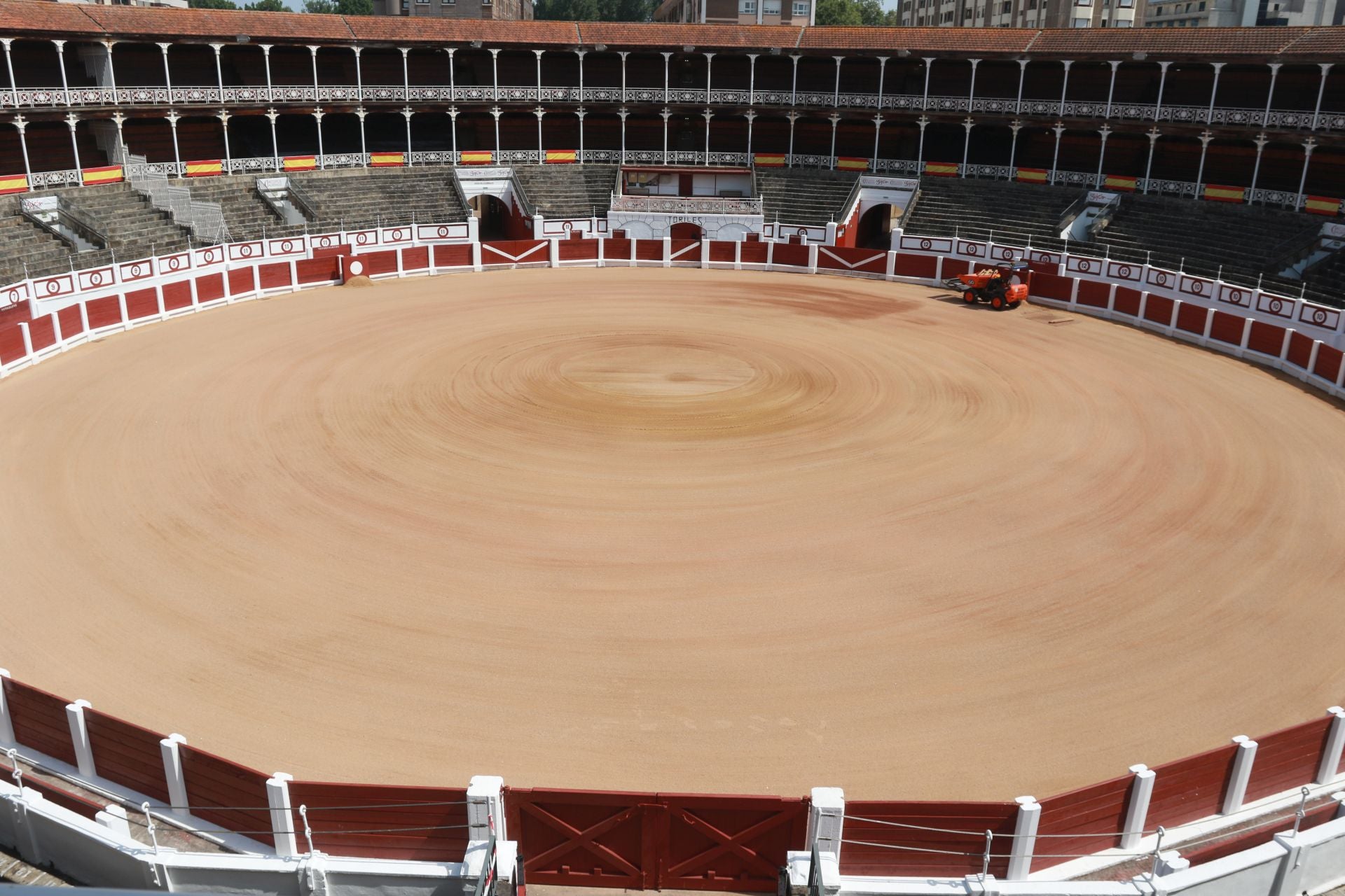 La plaza de toros de El Bibio se prepara para la Feria de Begoña