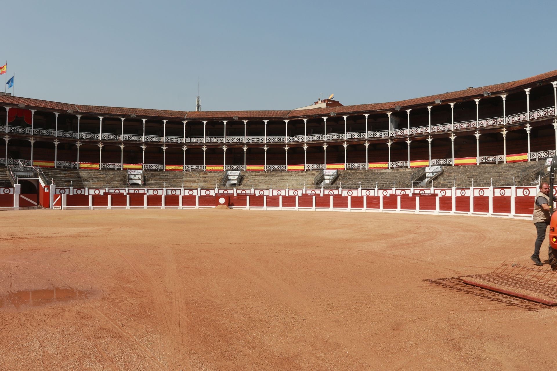 La plaza de toros de El Bibio se prepara para la Feria de Begoña