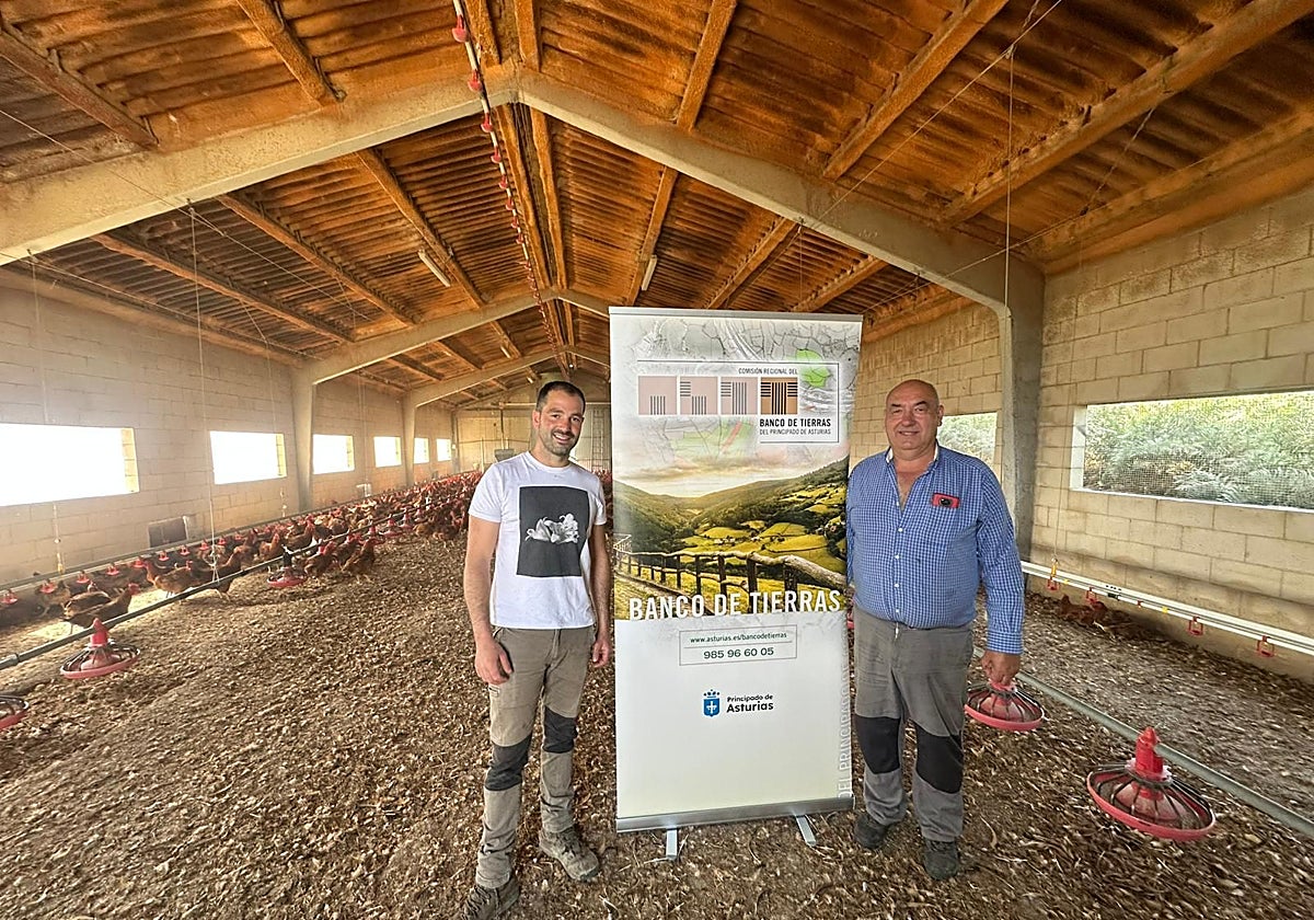 Miguel y José Manuel Villabrille, en la explotación de la familia en Teixeira (Santalla de Oscos), donde hoy les visitó el gerente del Banco de Tierras, José Ramón Feito