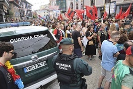 Un agente de la Guardia Civil, durante el desfile del Descenso del Sella.