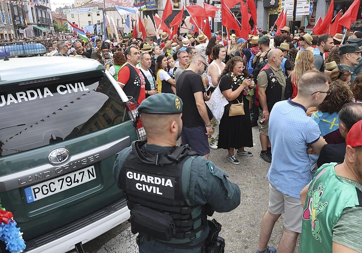 Un agente de la Guardia Civil, durante el desfile del Descenso del Sella.