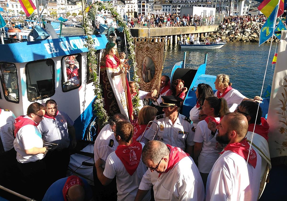 Embarque de la Virgen del Rosario en Luarca para el 'saleo'.