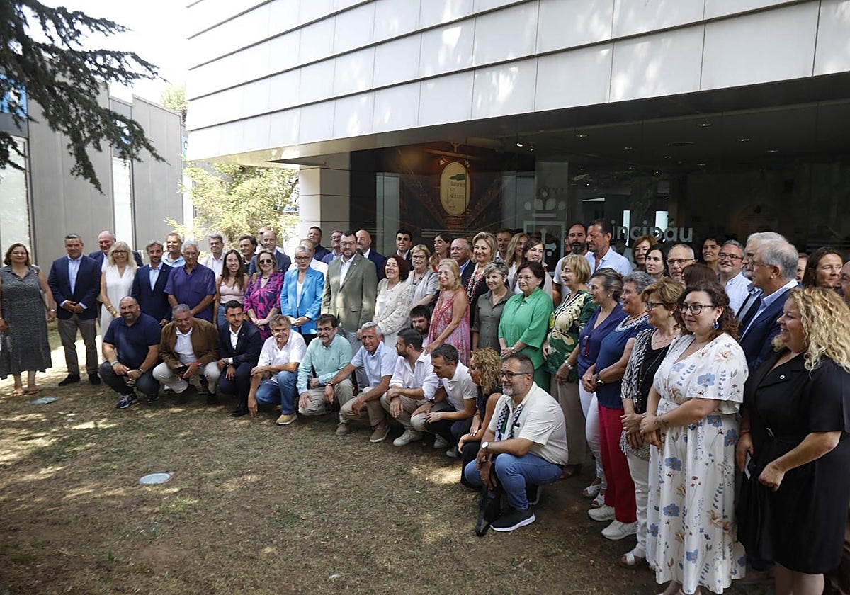 Foto de familia de Adrián Barbón y Concepción Saavedra con los representantes municipales que se adhirieron al pacto por la salud mental.