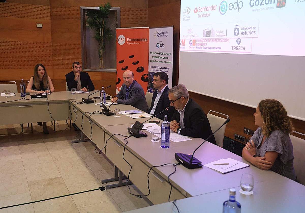 María Lorenzo, Marcos Cano, Fernando Rubiera, Juan Carlos Campo, Víctor Martínez y Paula Fernández-Canteli en la mesa redonda celebrada ayer