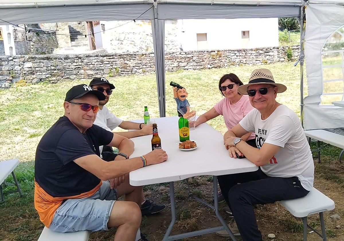 Los valencianos Samuel y José Barberá y Vicente y Adela Moreno, a la sombra, en Moal.