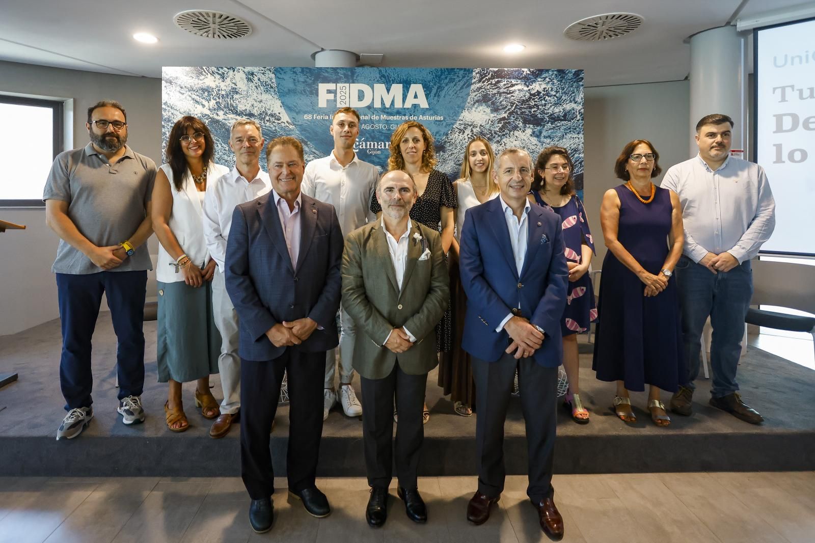 Félix Baragaño, Ignacio Villaverde y Pedro López Ferrer junto a Rubén Rodríguez y Begoña Menéndez de la agencia Neozink, y los embajadores Amalio Telenti,Bruno Vega, Sonia G. Solares,Sara Suárez, Sabel Noega, Ana Quijada y Pablo Arboleya antes de dar comienzo el acto institucional en la sala mirador de la Feria.