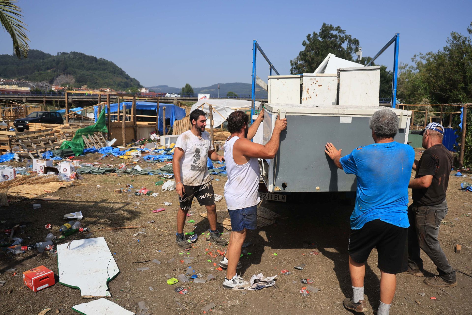 El día después del Xiringüelu: así ha quedado el prau Salcéu