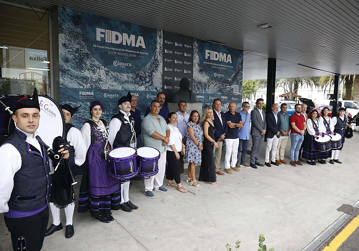 Día de Aller. La banda de gaitas allerana 'El Gumial', y representantes de la Cámara de Comercio recibieron a los dirigentes políticos del concejo a las puertas de la Feria de Muestras
