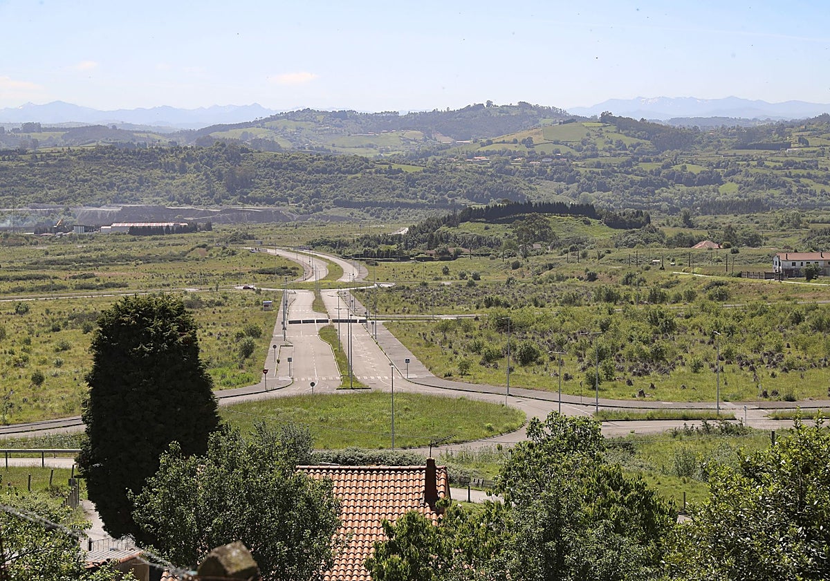 Terrenos de la ZALIA, en San Andrés de los Tacones, vistos desde el Monte Areo.