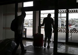 Unos turistas abandonan la terminal de Santiago del Monte.