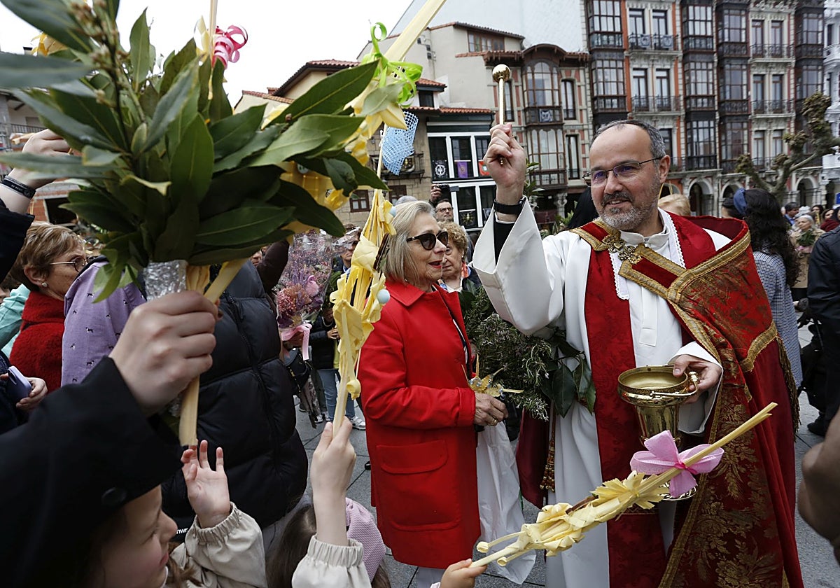 El párroco avilesino Alfonso López durante una bendición de Ramos.