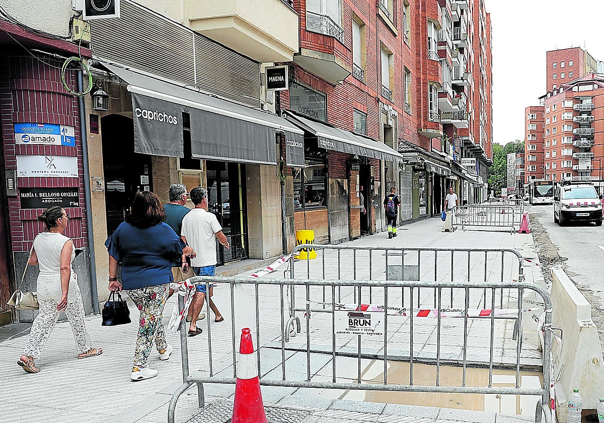 Las nuevas aceras en la margen derecha de la avenida de Galicia.