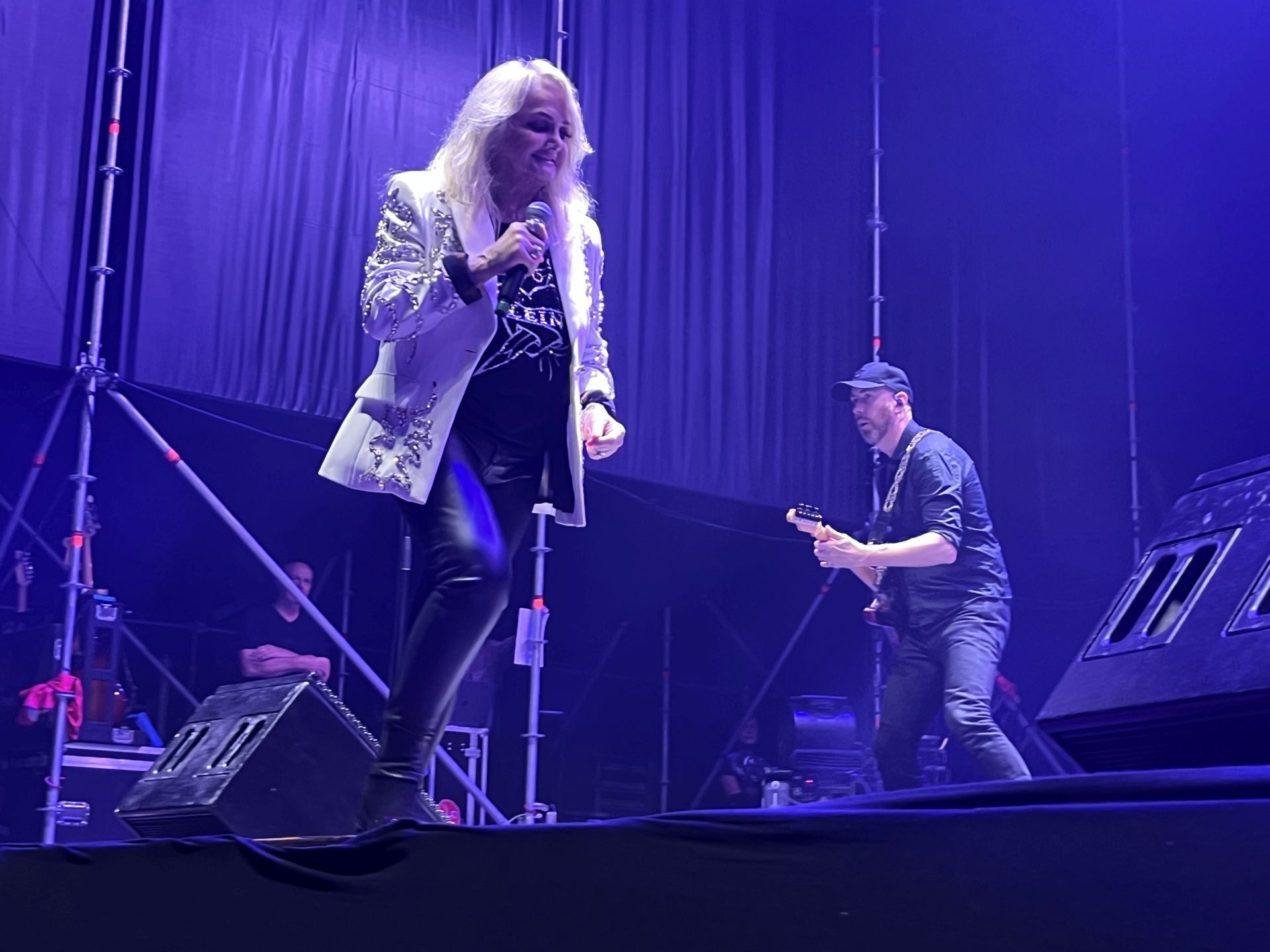 Bonnie Tyler cautiva Gijón con su voz rasgada y grandes éxitos