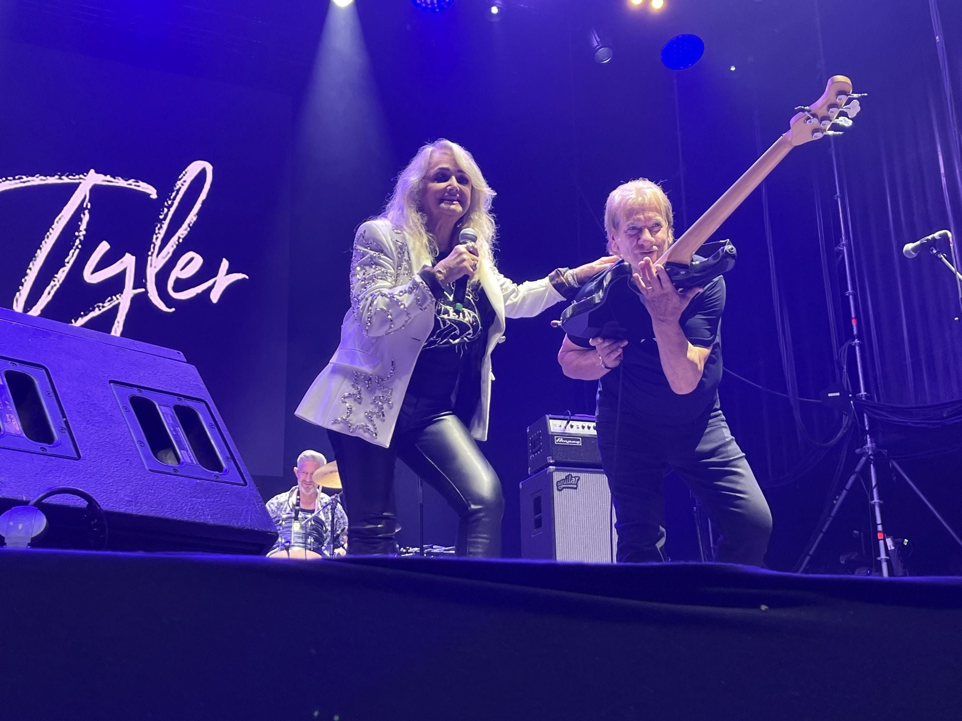 Bonnie Tyler cautiva Gijón con su voz rasgada y grandes éxitos