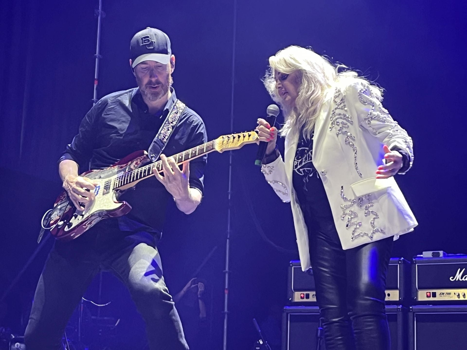 Bonnie Tyler cautiva Gijón con su voz rasgada y grandes éxitos