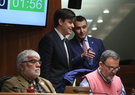 El consejero de Hacienda, Guillermo Peláez, conversa con el de Ciencia, Industria y Empleo, Borja Sánchez, en la Junta General.