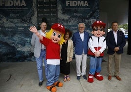 José Ramón González, presidente de Cruz Roja en Gijón; Marta del Arco, consejera de Derechos Sociales y Bienestar; José María Lana, presidente de Cruz Roja Asturias, y Félix Baragaño, presidente de la Cámara de Comercio, con las mascotas de Cruz Roja 'Captadorina' y 'Captadorín'.