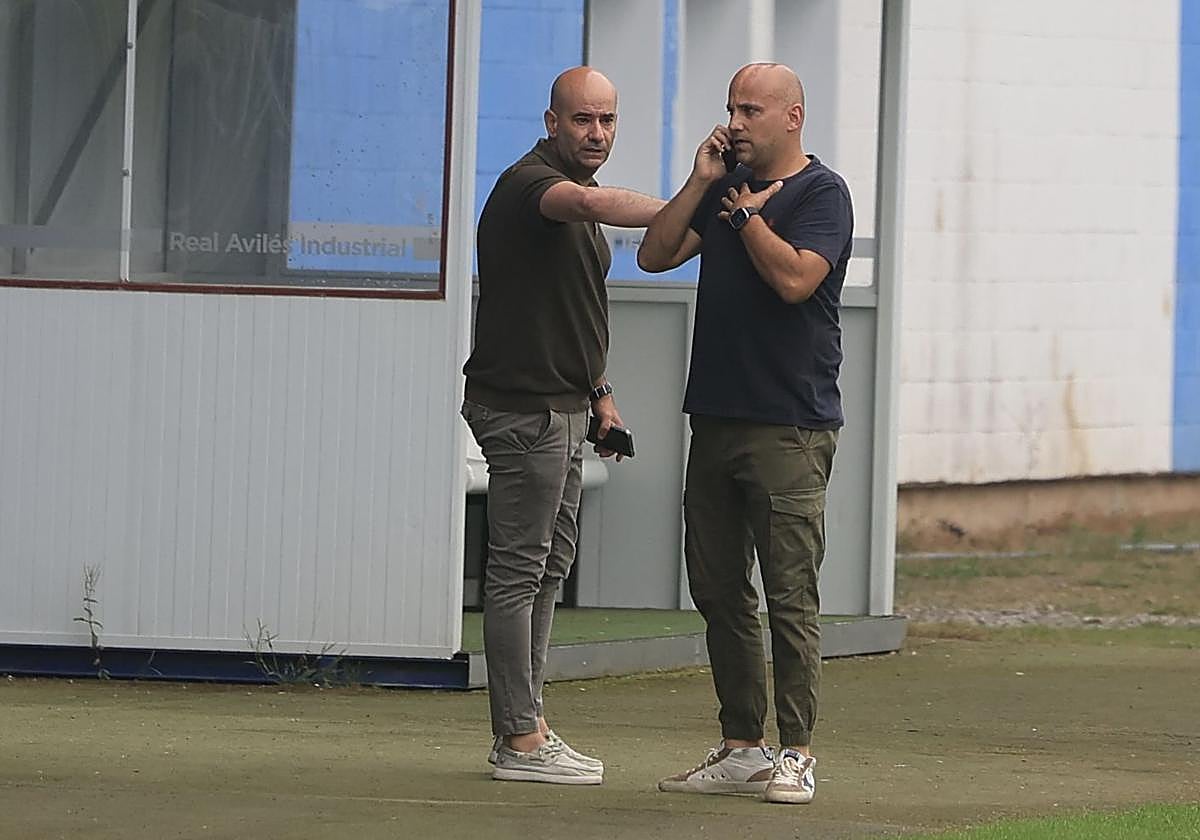 El director general del Real Avilés, Pedro Arboleya, despide a Javi Rozada, al teléfono.