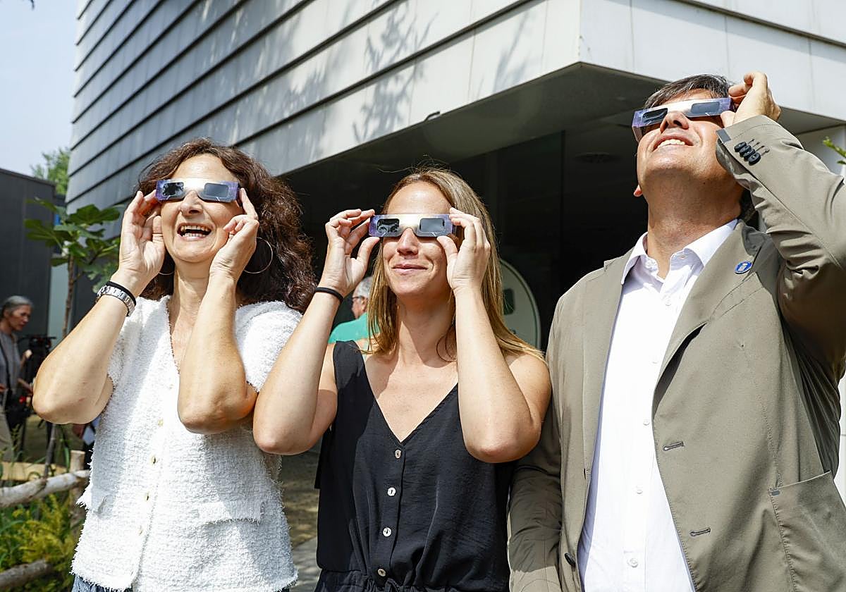 Las astrofísicas asturianas Noemí Pinilla-Alonso y Lucía González, y el consejero de Ciencia, Borja Sánchez, con gafas para ver el eclipse.
