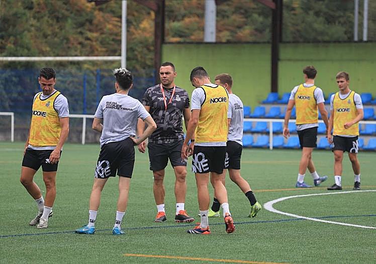 Geni dirigirá al equipo hasta la llegada del nuevo entrendaor.