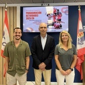 Miguel Gallo, responsable del área fitness; Joaquín Miranda, presidente del Grupo, y Eva Fernández, coordinadora de actividades, este martes, durante la presentación de los cursillos de invierno.