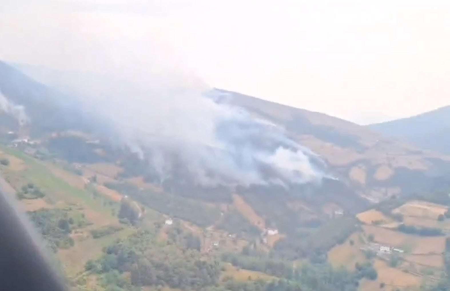 El fuego amenaza a casas y viñedos en Cangas del Narcea