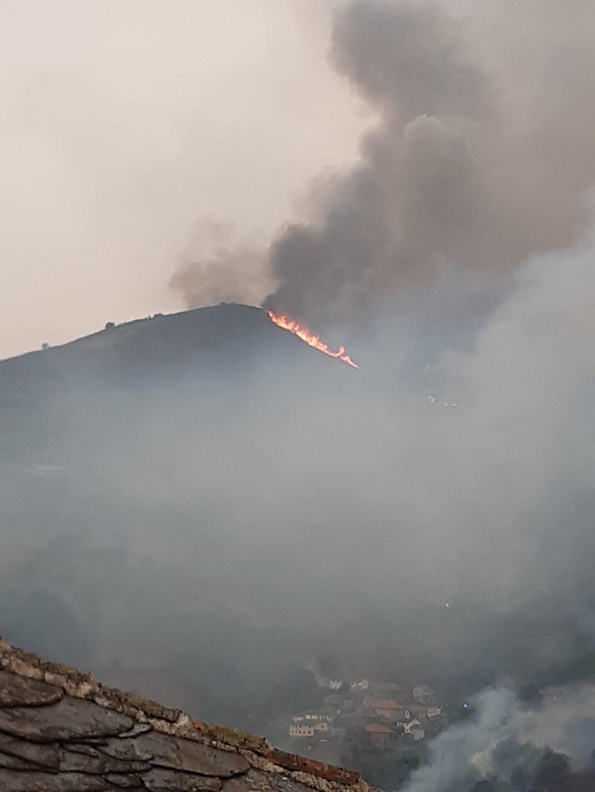 El fuego amenaza a casas y viñedos en Cangas del Narcea