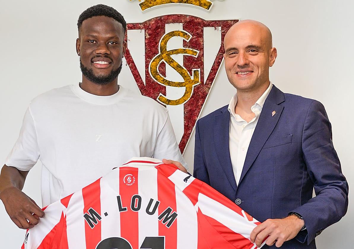 Mamadou Loum y David Guerra, con la camiseta y el dorsal '21' que lucirá el centrocampista senegalés.