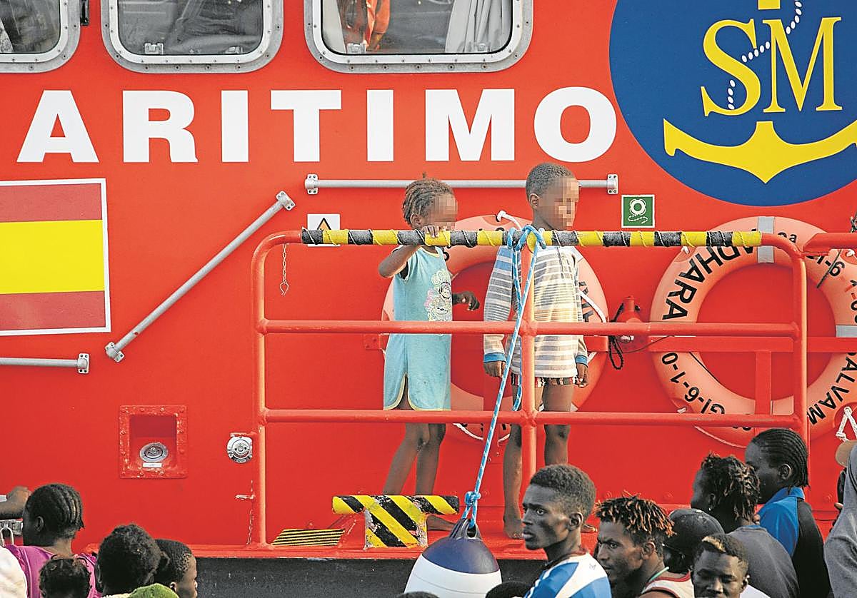 Niños procedentes del norte de África, recogidos por los servicios de Salvamento Marítimo.