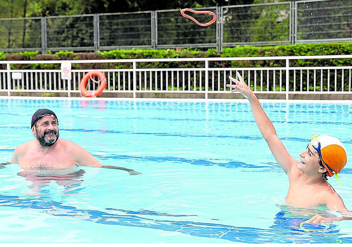 Imagen principal - Oviedo se lanza a la piscina: «Venimos mucho, aquí pasas el día a remojo»